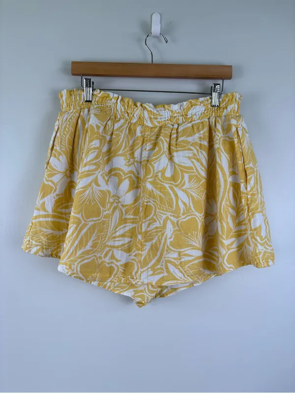Old Navy Crinkle Gauze Ruffle Waist Mini Skort Size Large Yellow Floral - Image 4