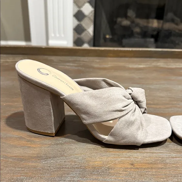 Journee Collection Tabithea Grey Block Heel Sandals Square Toe‎ Size 9 NIB - Image 4