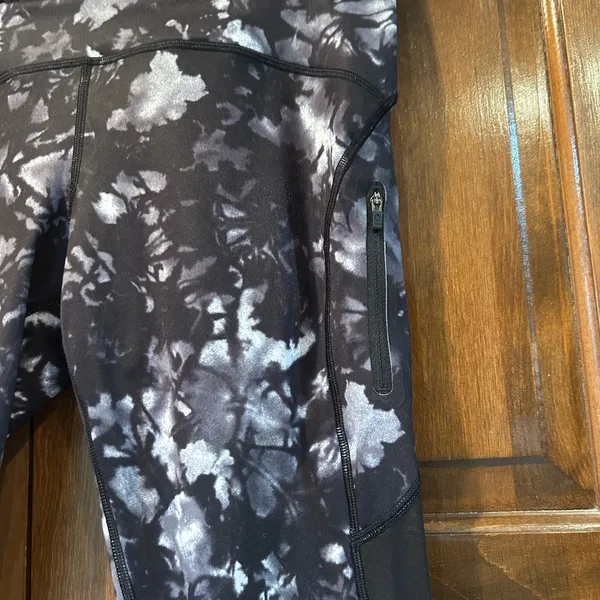 Lululemon Black White Abstract Floral Mesh Crop‎ Leggings Size 8 - Image 4