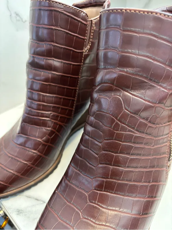 Isaac Mizrahi Sorel Croc-Embossed Brown Ankle‎ Booties - Image 6