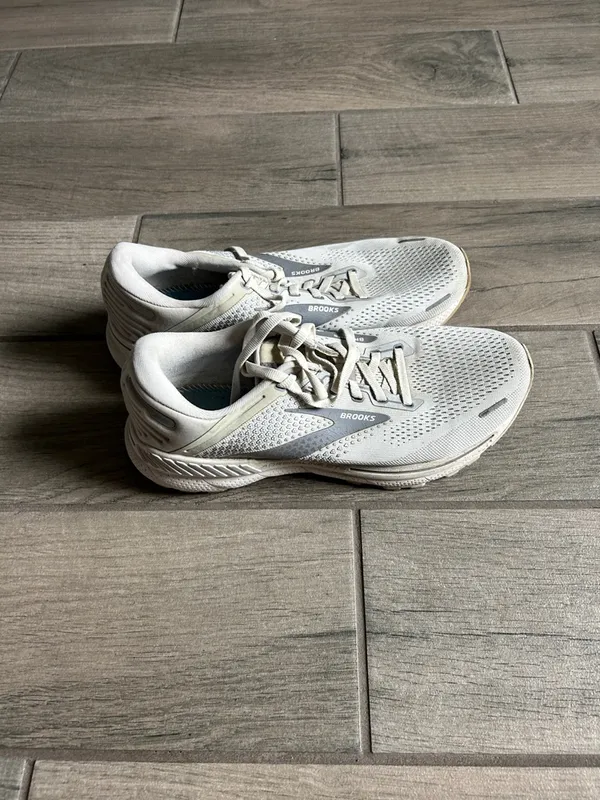 Brooks White and Gray Women's Running Sneakers - Image 4