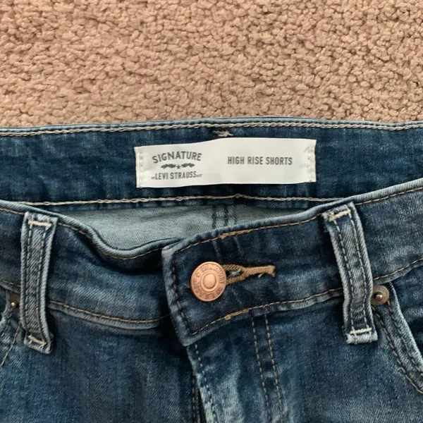 Levi’s women high rise shorts - Image 3