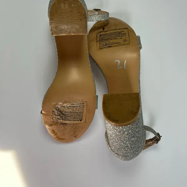 Elegant Silver Glitter Heels for Formal Occasions Size 7 - Image 4