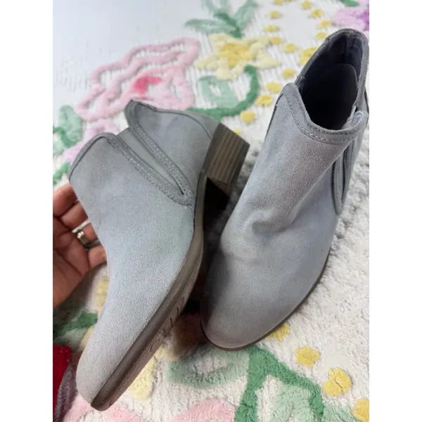 Maurices Bridget Grey Textile Ankle Booties Low Block Heel 8M‎ 98190 - Image 3