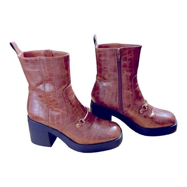 Truffle Collection sqaure toe loafer trim boots in brown croc size 8.5 - Image 3