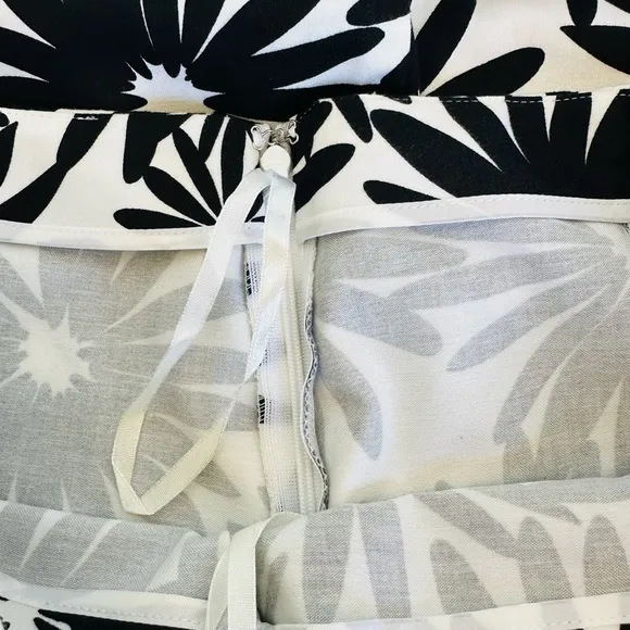I.e. VTG Black & White Floral 100% Cotton Skirt Soft See Photos Has A‎ Snag. New - Image 6