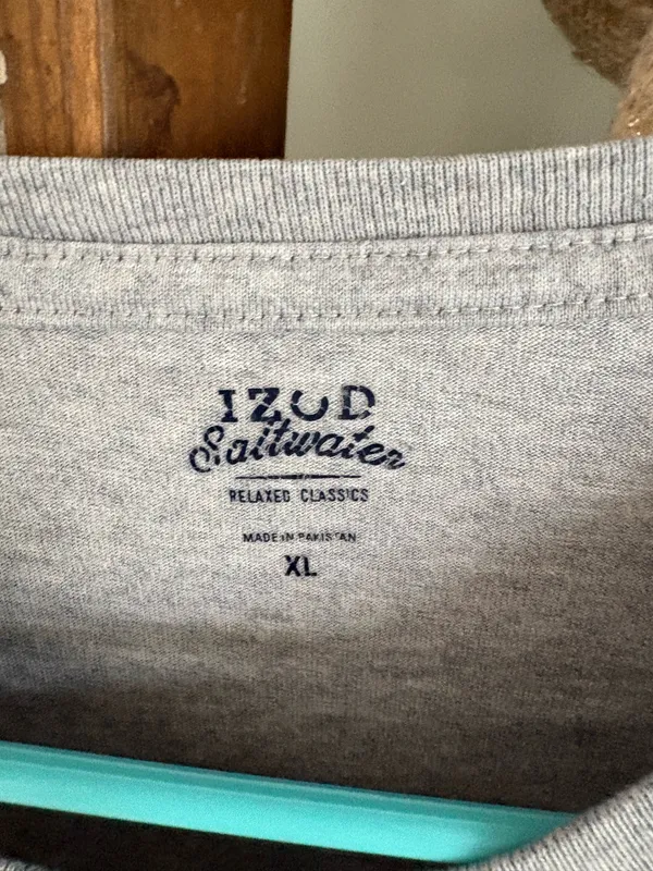Izod size XL, gray graphic T-shirt - Image 4