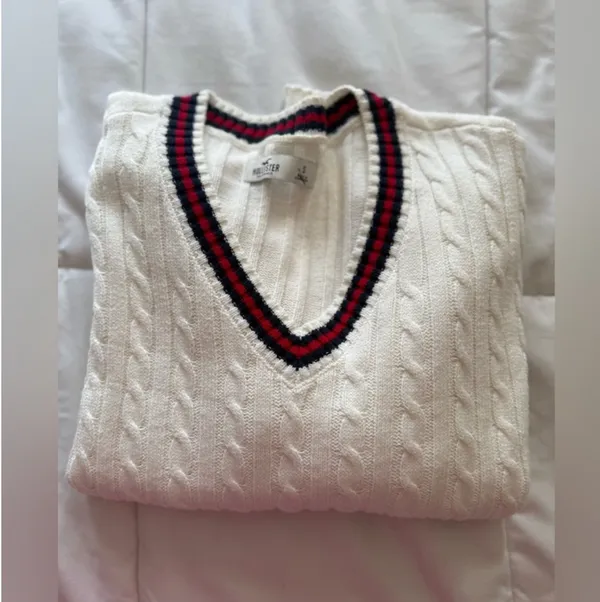 Hollister Women’s Classic White Cable Knit Swearter - Image 6
