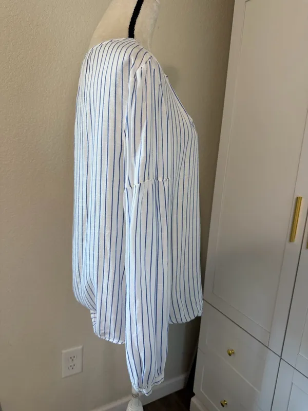 GAP‎ Relaxed Split-Neck Shirred Blouse, Size Large - Image 4