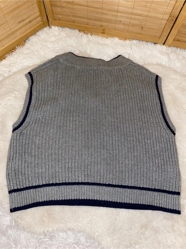 Abercrombie & Ditch Women's Grey black stripe trim V-Neck Knit Sweater Vest S - Image 4
