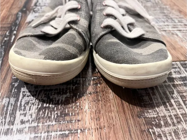 MAURICES Camo Pull On Sneakers 8.5 - Image 5