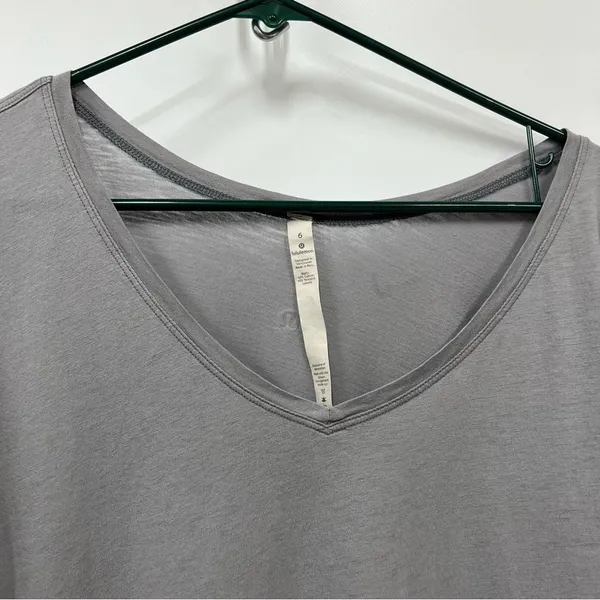 Lululemon size 6 Gray V-Neck Women's Top FLAWED - Image 5