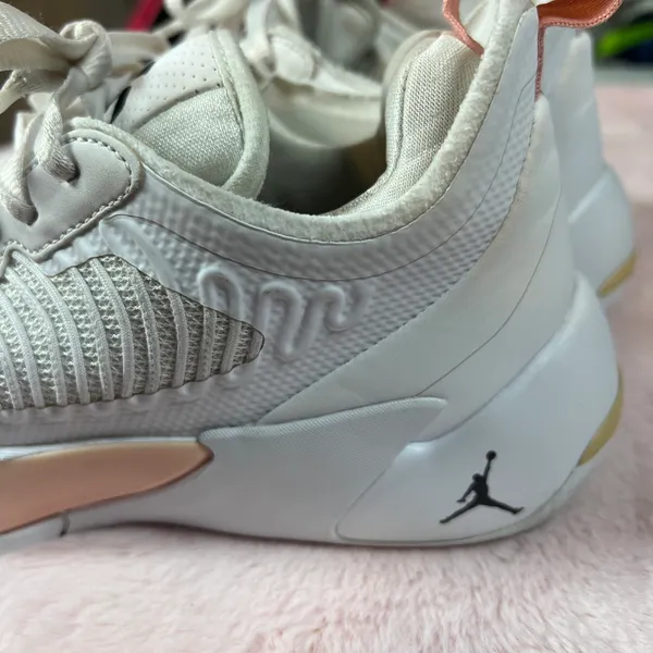 Jordan Nike Air Women’s size 6 - Image 5