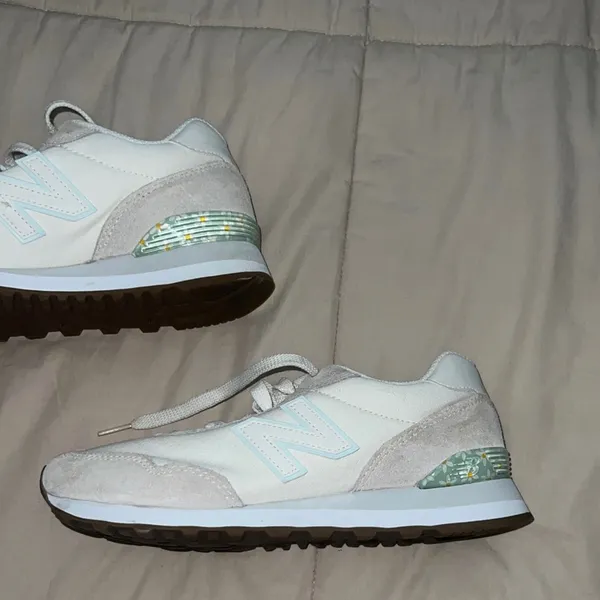 women’s New Balance tennis shoes - Image 4