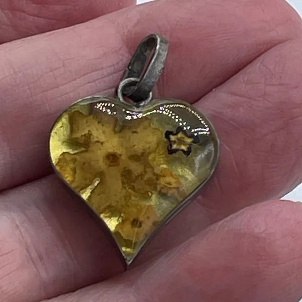 Vintage Sterling silver dried flowers epoxy heart pendant. - Image 4