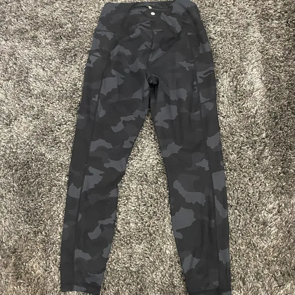 Yogalicious 7/8 Leggings with Side Pockets in Camo, Size S​​​​​​​​​​​ - Image 3