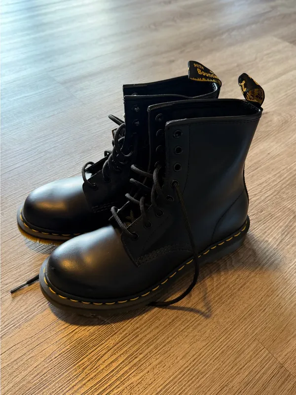 NEW Women’s Dr. Martens Leather Boots Size 8 - Image 7