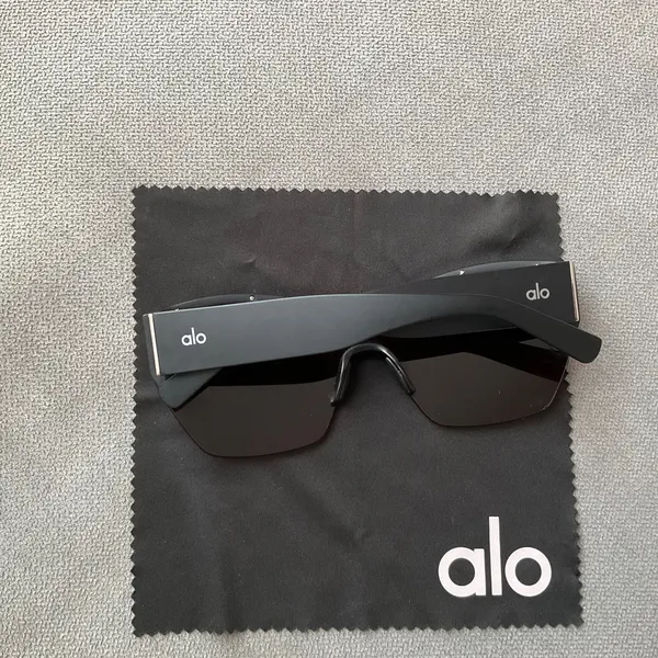 Alo Yoga Stunner Sunglasses Black - Image 10