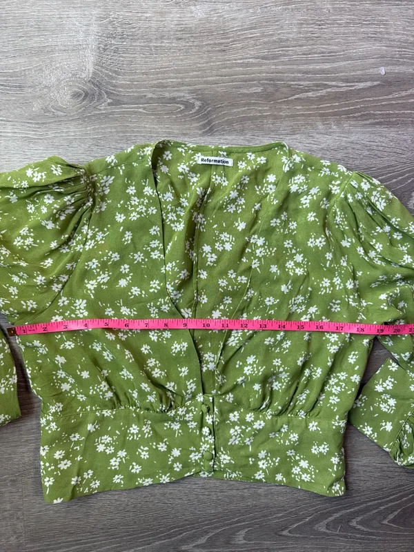 REFORMATION Averie top in color scallion - Image 7