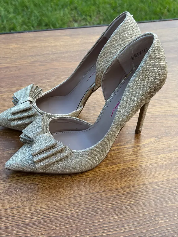 Betsey Johnson Prince Gold Glitter Bow Pointed Toe Heels Size 9 - Image 2