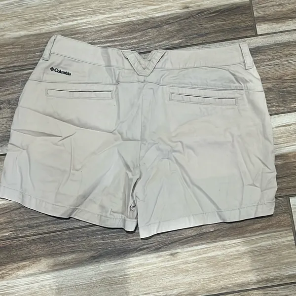 Columbia women’s beige chino shorts Available - Image 4