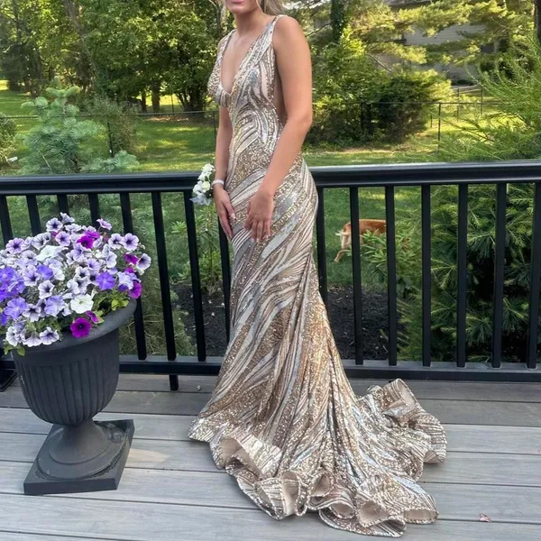 Jovani prom dress 22314 gold and silver sequin vneck open back Size 00 - Image 2