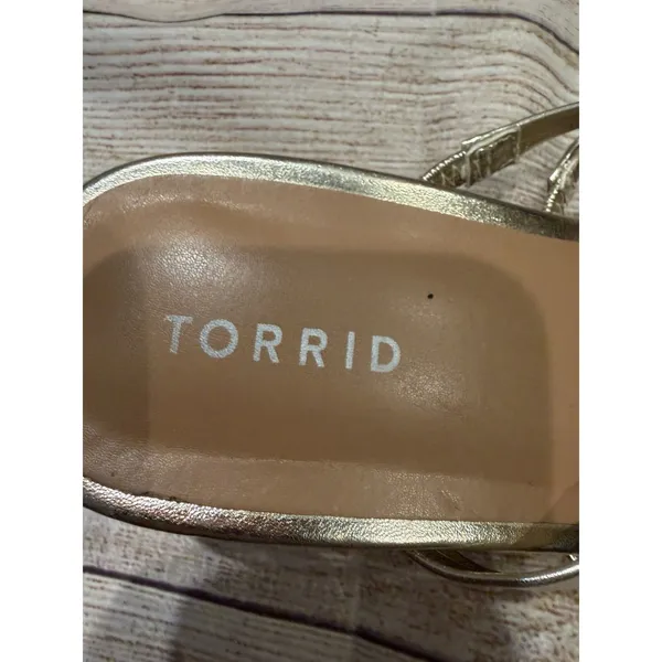 Torrid gold strappy low block-heel sandals feature delicate decorative bows 9WW - Image 3