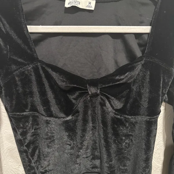 Hollister velvet long sleeve sweetheart top size medium - Image 3