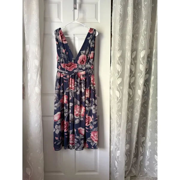 Lulus Queen of Hearts Floral V-Neck Sleeveless Midi Dress flowy side slit size M - Image 4
