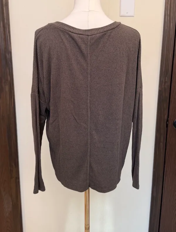 Lulus green ribbed long sleeve v-neck loose fit top - Image 2