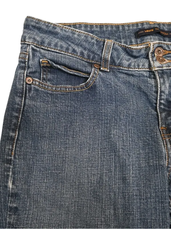 Levi's Women's Straight 526 Jean 10 - Image 6