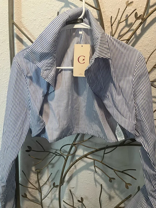 Blue and white striped crop open shirt - Image 2