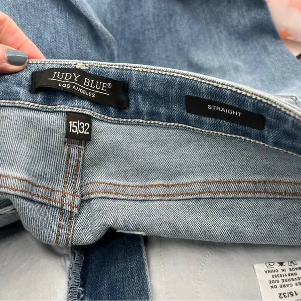 Judy blue size 32 straight jeans - Image 6