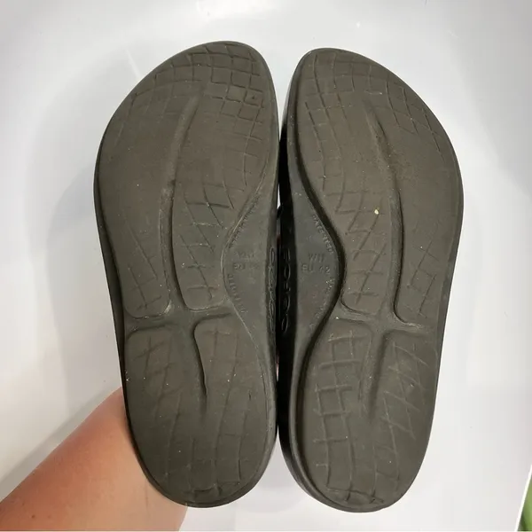 Oofos oolala sandals size 11‎ gold black - Image 8