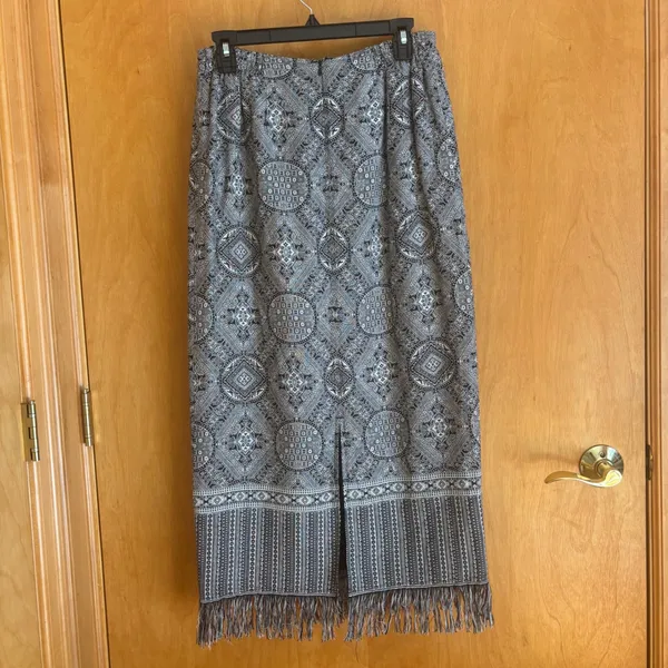 Dressbarn Maxi Skirt S Gray White Black Fringe Tile‎ Print Rayon Blend - Image 3