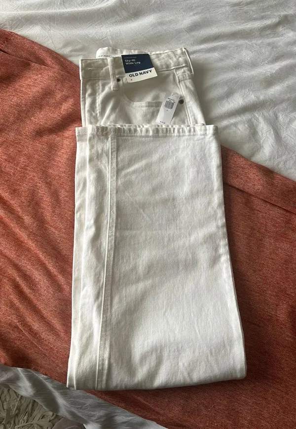 Old Navy size 4 white jeans - Image 2