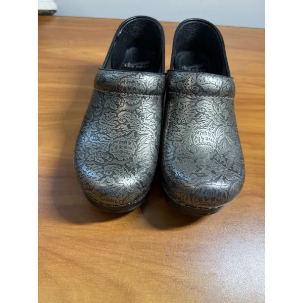 Dansko Antiqued Silver Tooled Clogs Size 38 Floral Embossed Comfort Work Medical - Image 7