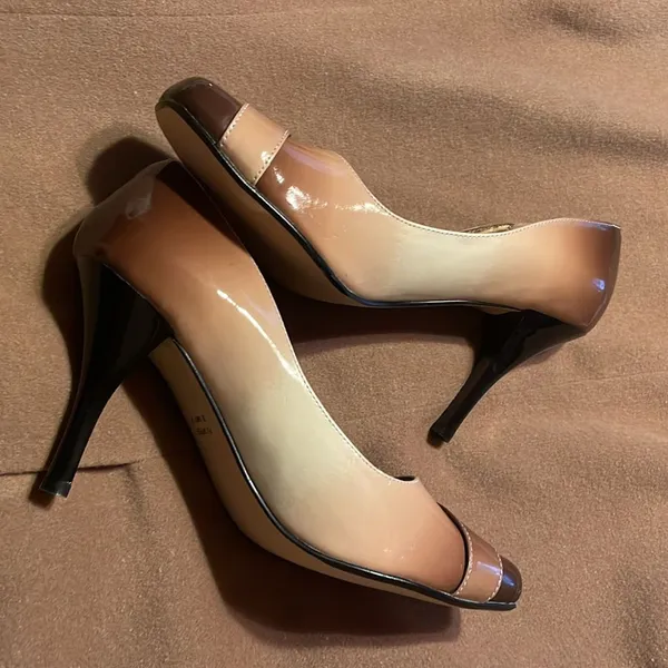 Ombré brown tan and cram pumps with gold buckle on toes - Image 5