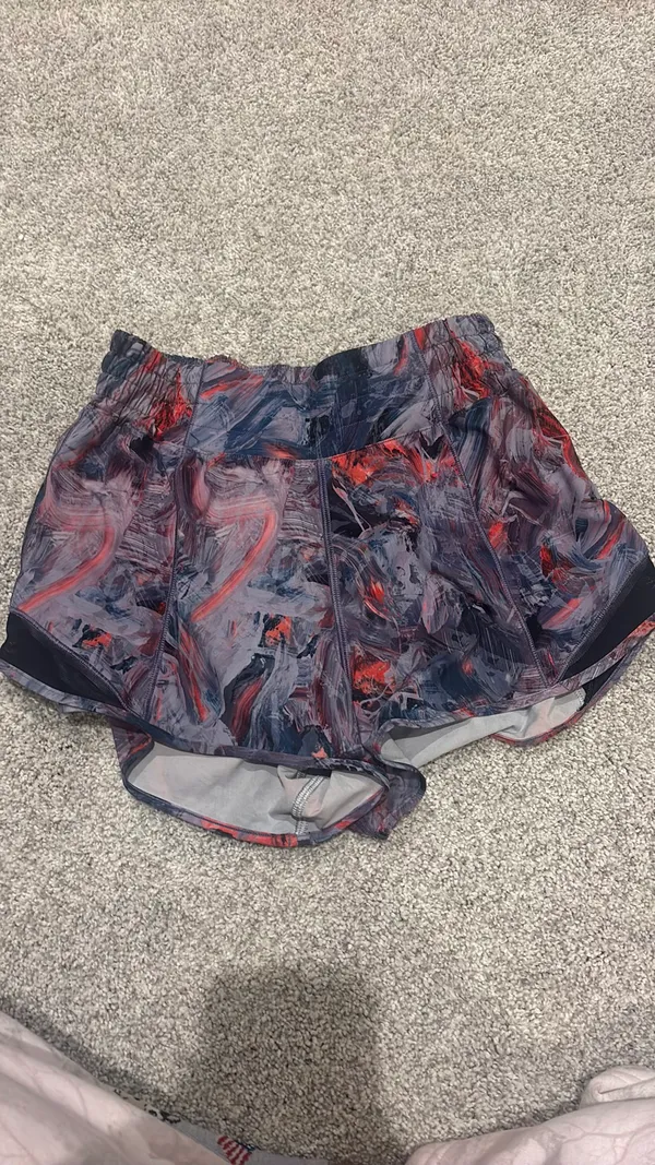 Lululemon Shorts Hotty Hot High-Rise  - Image 4