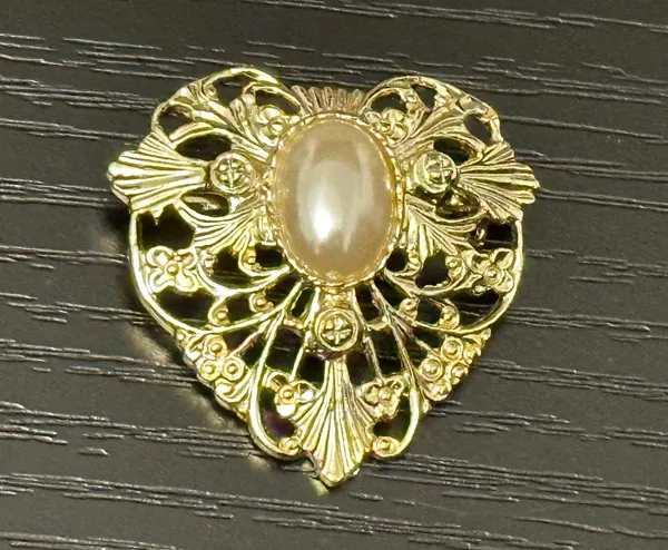 Lovely Vintage Brooch Faux Pearl Cabochon Filigree Gold Tone Heart - Image 2