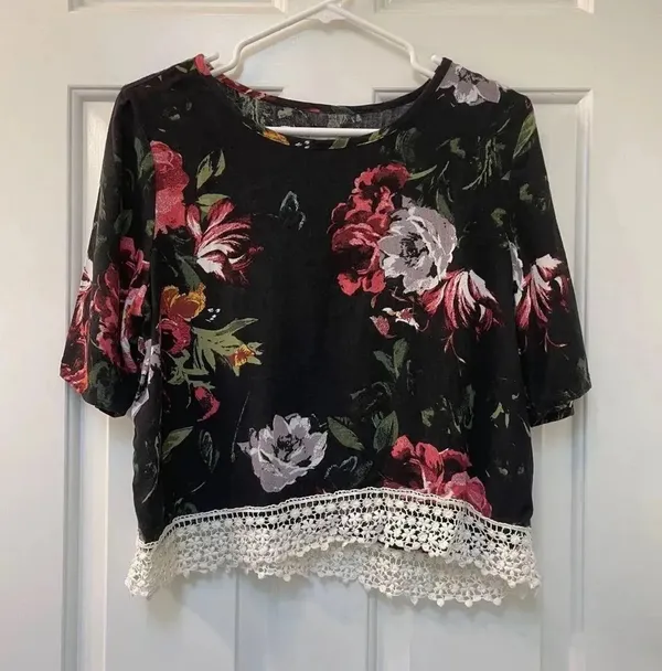 Abercrombie & Fitch Black Floral Crochet-Hem Short Sleeve Top - Image 2