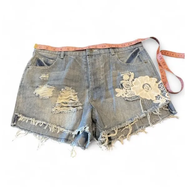 POL NWT $98 Denim Cut Off Shorts Distressed Floral Lace Appliqué Accents - Image 5