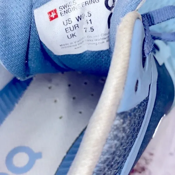 On Cloud blue running shoes size 9 1/2 - Image 6