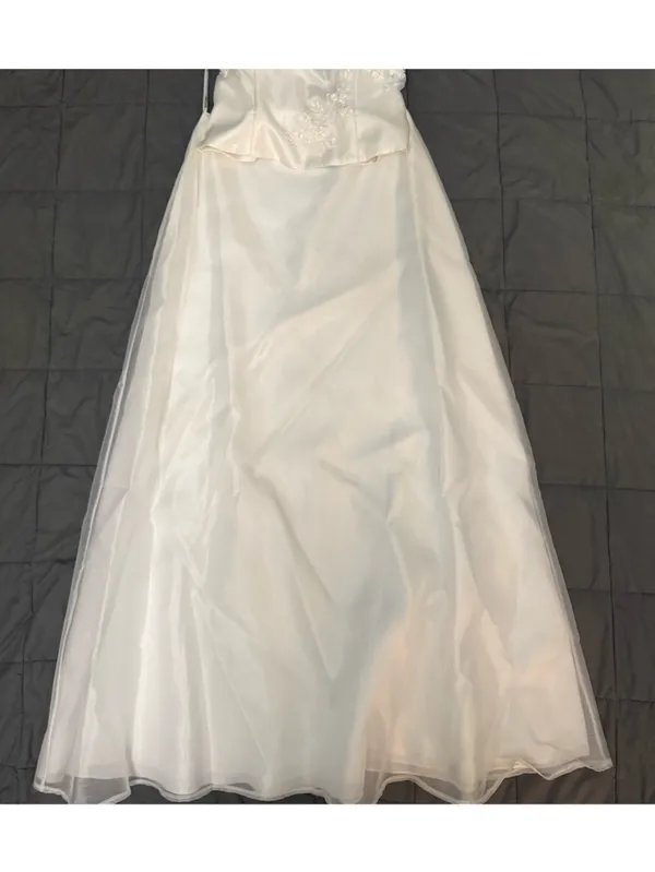 Faviana white strapless prom/wedding dress #prom #eveningwear #formal - Image 4