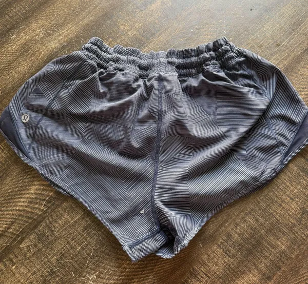 Lululemon Hotty Hot Shorts 2.5" Navy/White - Image 2