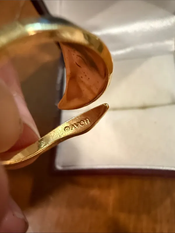 Avon Adjustable Green Enamel Leaf Ring with Gold-Tone Band - Image 2