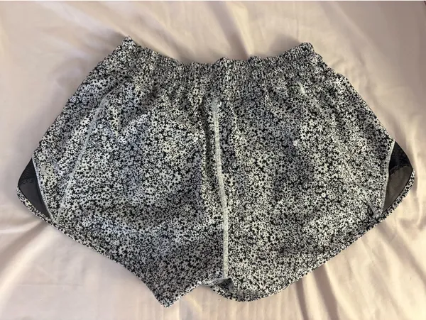 Lululemon Shorts Hotty Hot 2.5" - Image 2