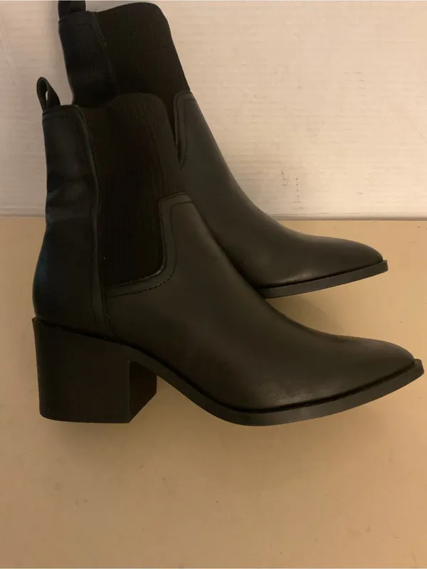 Steve Madden women black leather Chelsea short boots US 8.5 - Image 5