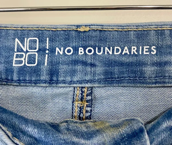 No Boundaries Women’s Light Wash Skinny Denim Jean Size 11 - Image 4