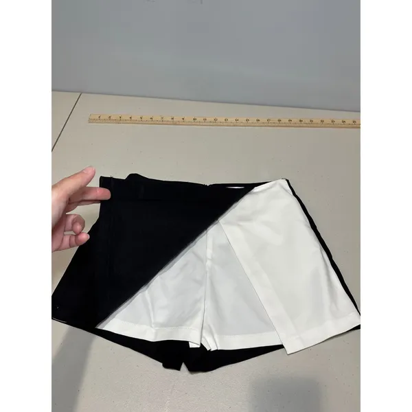 Superdown Revolve NWOT Aaleyah Colorblock Wrap Skort M Black White Skirt Shorts - Image 4